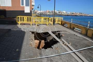 Socavón peligroso en el extremo sur de la avenida marítima de Salinetas (Foto TA)